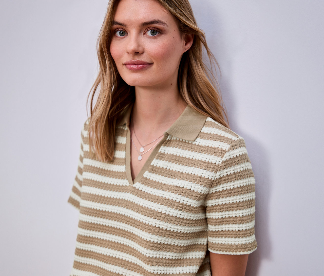 Žena má na sebe prúžkované tričko z úpletu Street One s krátkym rukávom a golierom.