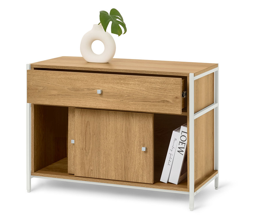 Svetlý drevený príborník s bielym kovovým rámom, otvorenou zásuvkou, posuvnými dverami a knihami.