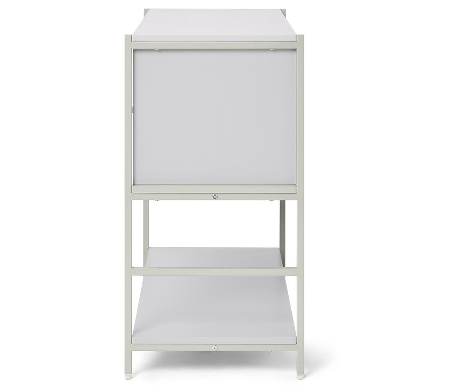 Pohľad na biely regál s tromi úrovňami.