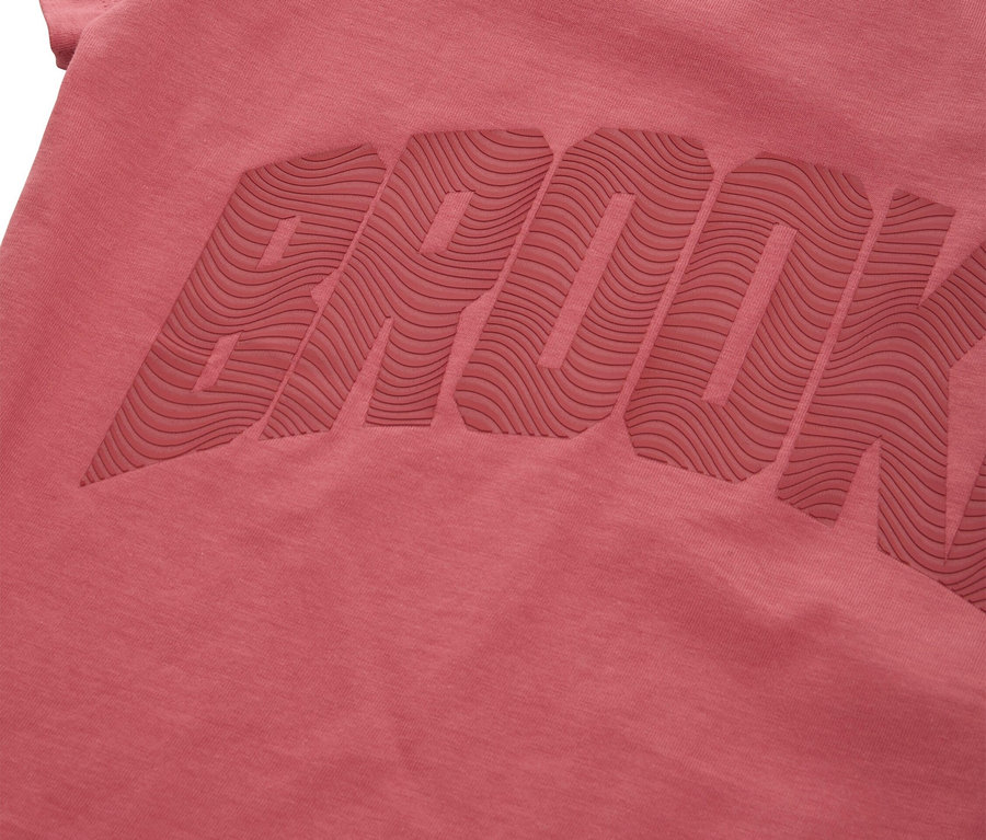 Detailný záber na ružové tričko s vyrazeným nápisom BROOK.