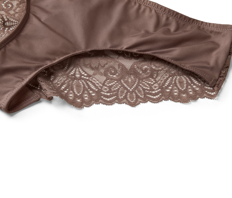 Detailný záber na hnedé dámske nohavičky s čipkovaným lemom.