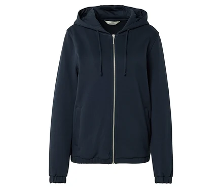 Na bielom pozadí je tmavomodrá mikina s kapucňou na zips.