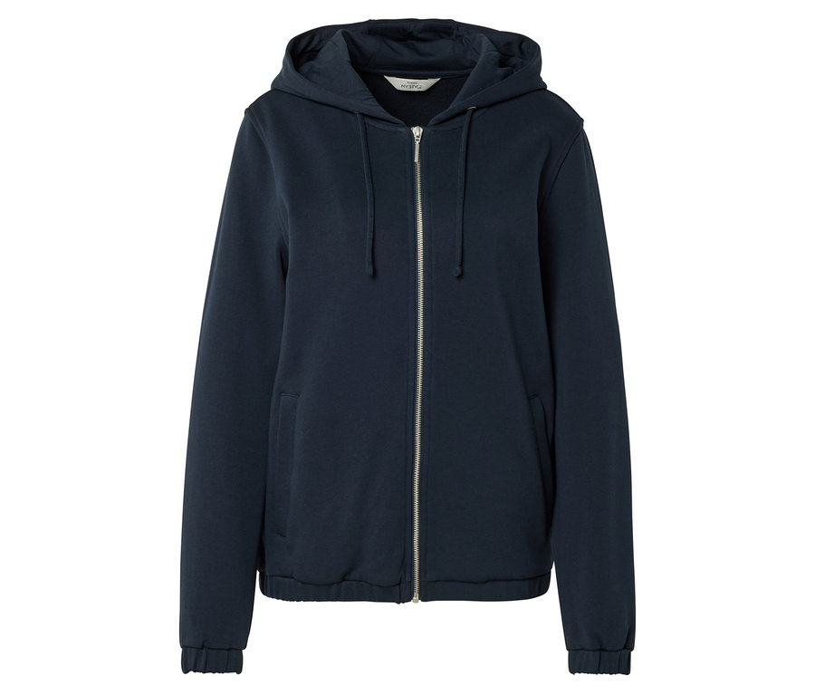 Na bielom pozadí je tmavomodrá mikina s kapucňou na zips.