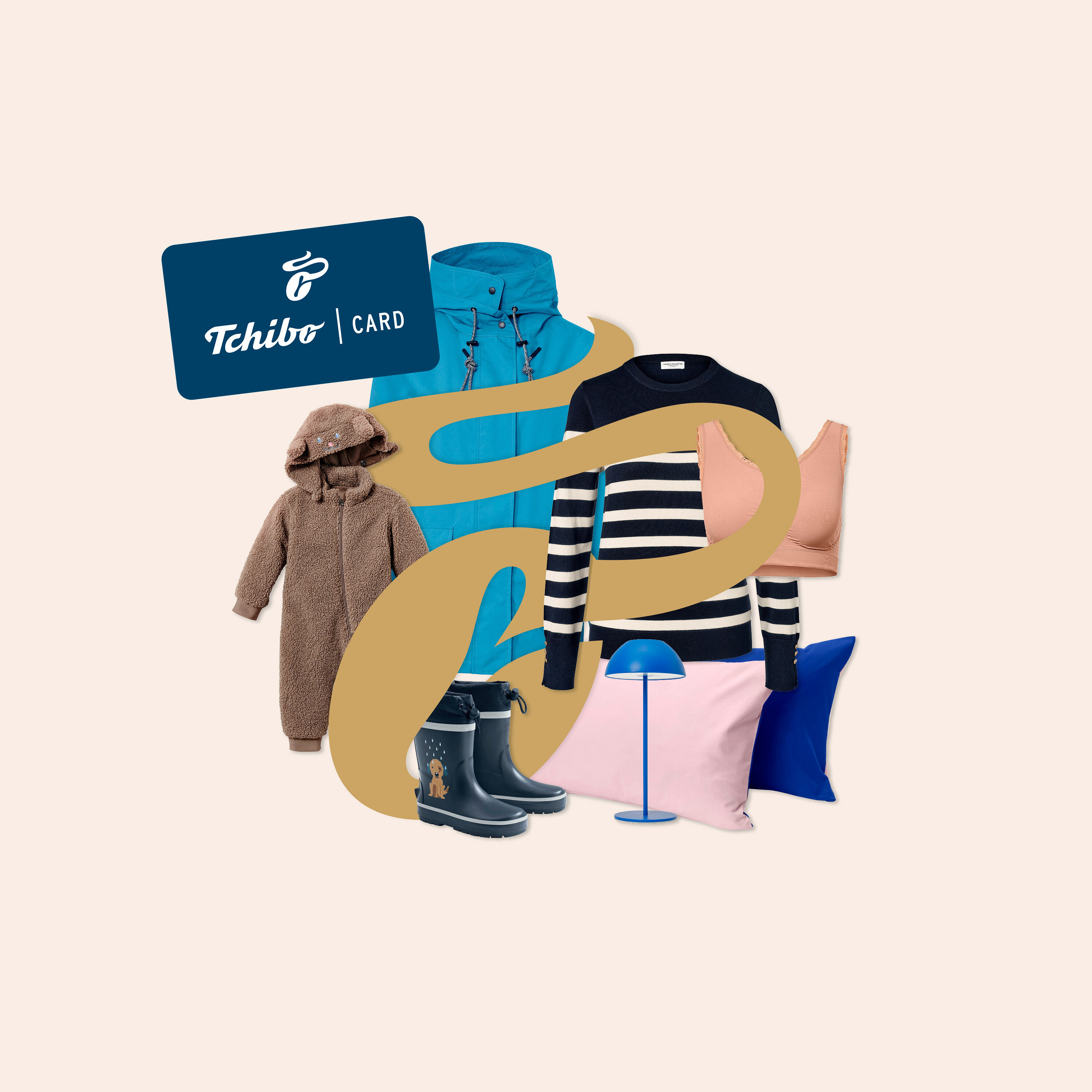Karta Tchibo, modrá bunda, pruhovaný sveter, overal s medvedíkom, gumáky, lampa a vankúše na béžovom pozadí.