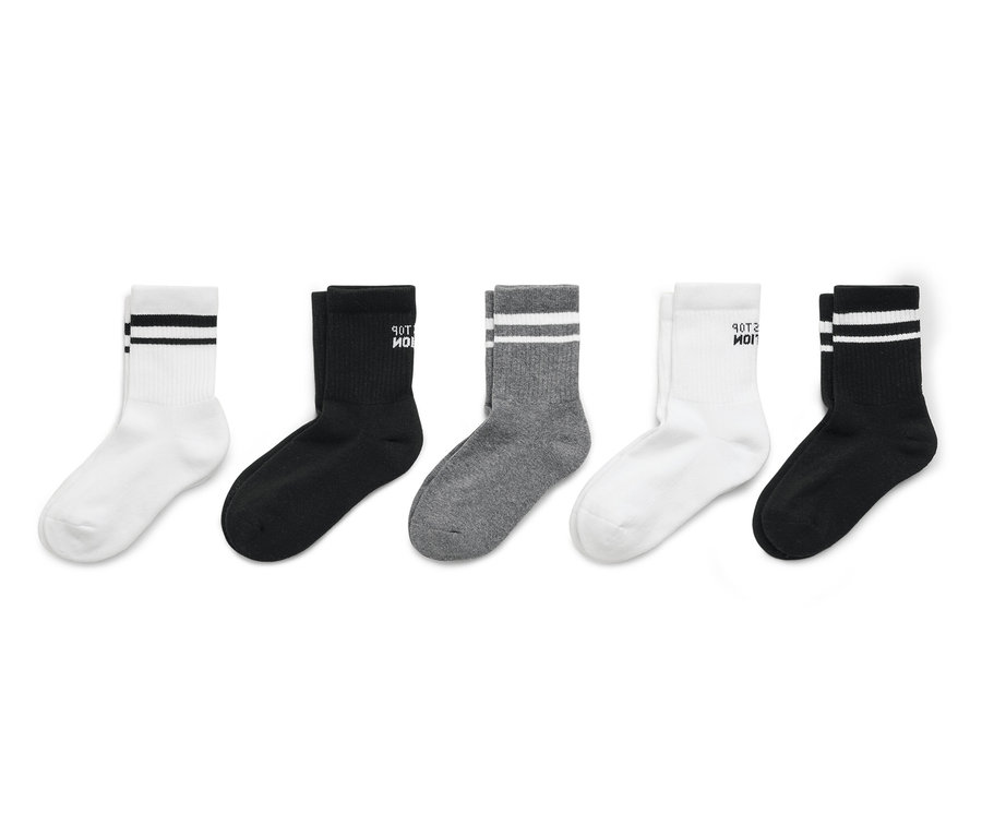 Päť párov ponožiek v bielej, čiernej a šedej farbe zoradených do radu.