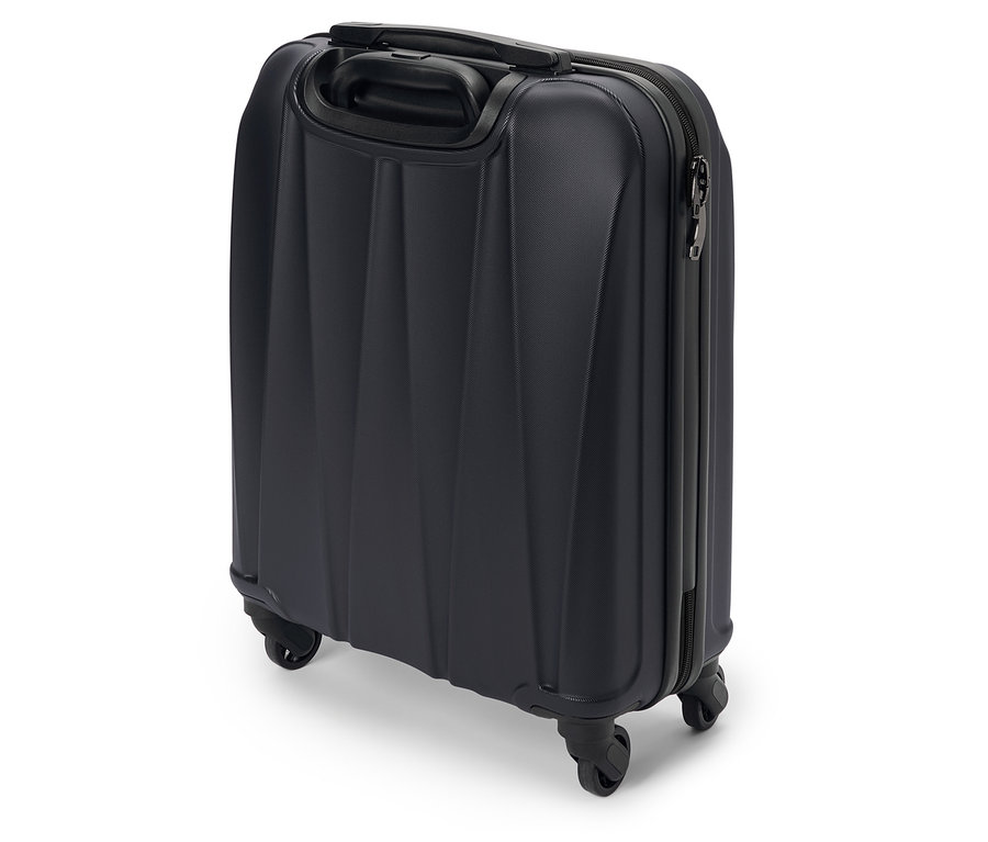 Detailný záber na tmavomodrý kufor s kolieskami a teleskopickou rukoväťou.