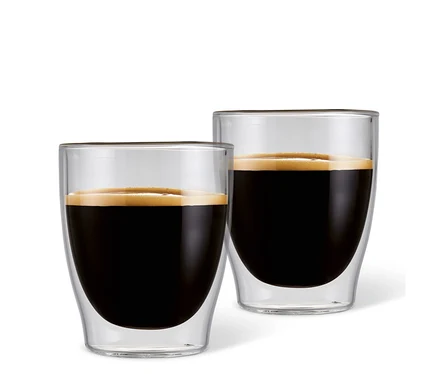 Dva dvojstenné poháre na espresso plné kávy.
