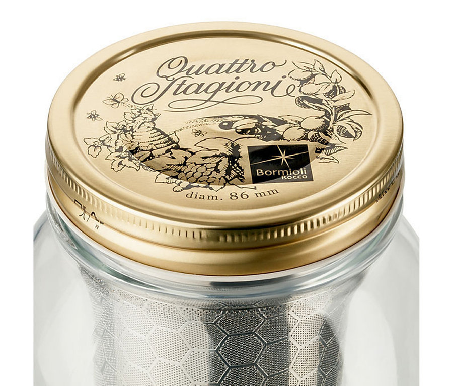 Detail pohára na studenú kávu cold brew »BrewJar« s kovovým viečkom.