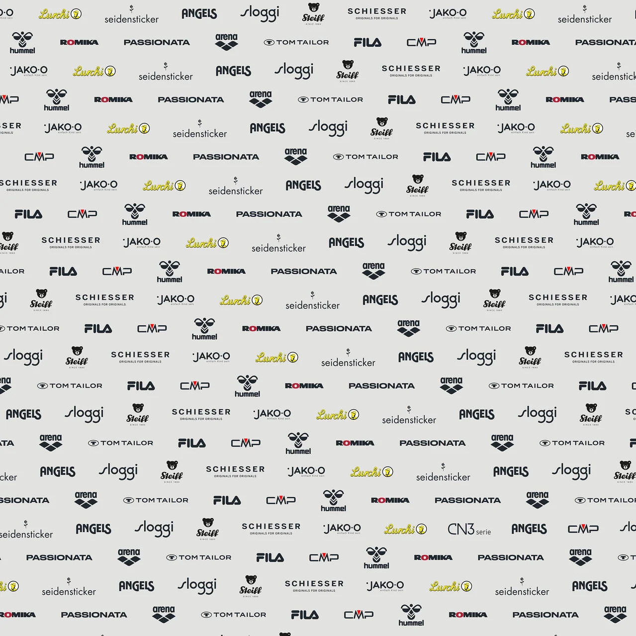 Svetlé pozadie s opakujúcim sa vzorom rôznych log značiek, vrátane Lurchi, seidensticker, ANGELS, sloggi, Steiff, SCHIESSER, hummel, ROMIKA, PASSIONATA, arena, TOM TAILOR, FILA, CMP a JAKO-O.