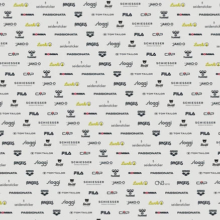 Svetlé pozadie s opakujúcim sa vzorom rôznych log značiek, vrátane Lurchi, seidensticker, ANGELS, sloggi, Steiff, SCHIESSER, hummel, ROMIKA, PASSIONATA, arena, TOM TAILOR, FILA, CMP a JAKO-O.