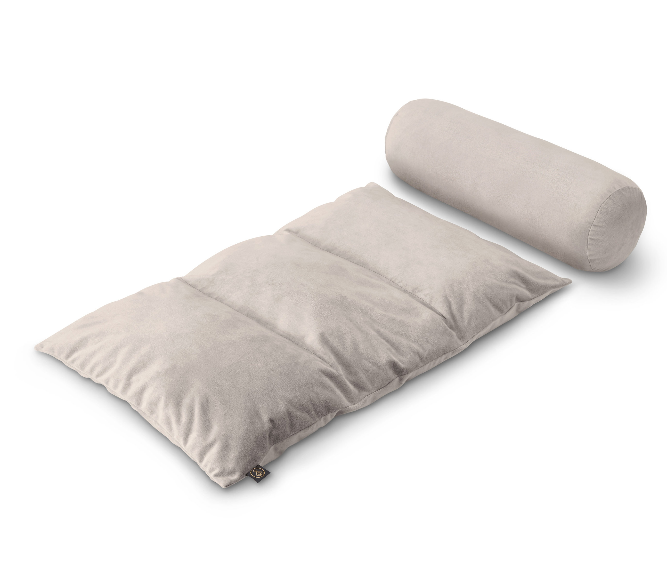 Béžový vankúš na čítanie a valec ležia na bielom pozadí.