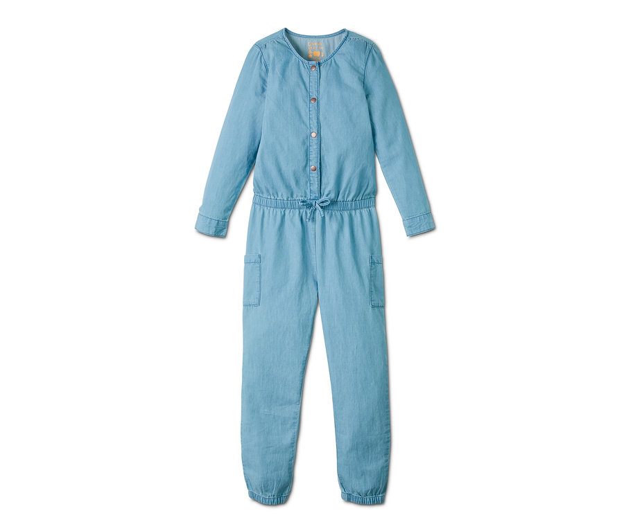 Svetlomodrý džínsový overal s dlhými rukávmi a gombíkmi.