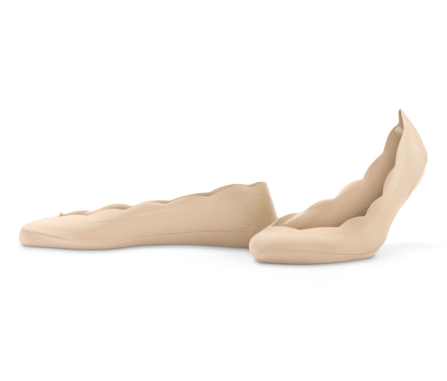 Dva páry béžových ťapiek »Magic Cut« na bielom pozadí.