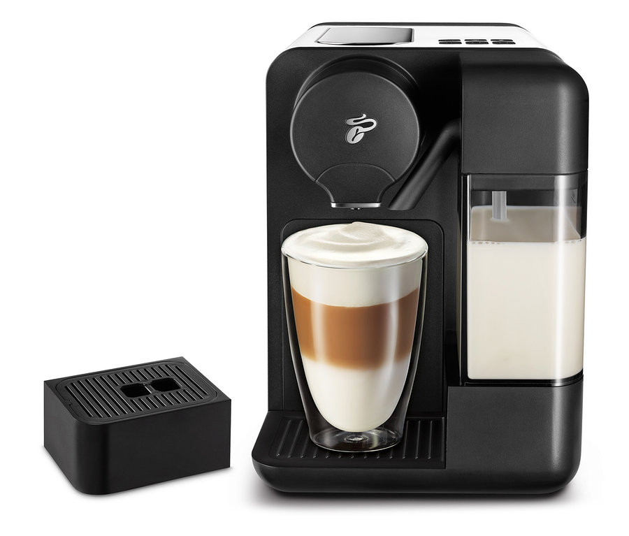 Čierny kávovar s mliekom Cafissimo biela farba a pohárom latte.