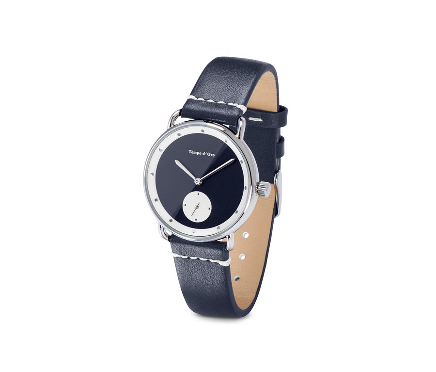 Detail dámskych náramkových hodiniek z ušľachtilej ocele s malou sekundovou ručičkou.