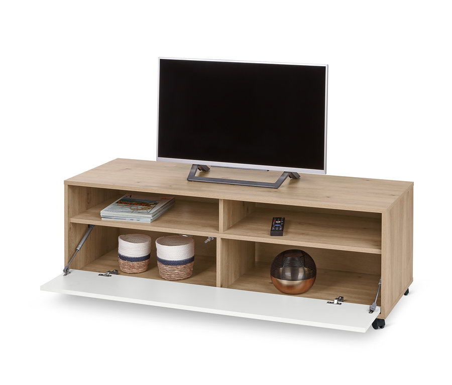 Televízor stojí na skrinke pod televízor s kolieskami. Skrinka má otvorenú bielu skrinku.
