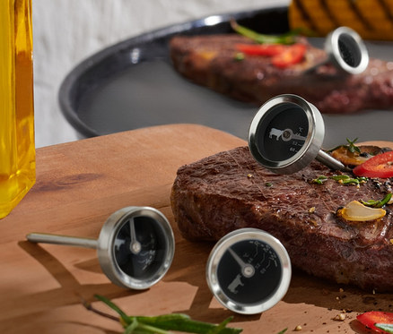 Steaky s grilovanou zeleninou a 4 teplomery na grilovanie.