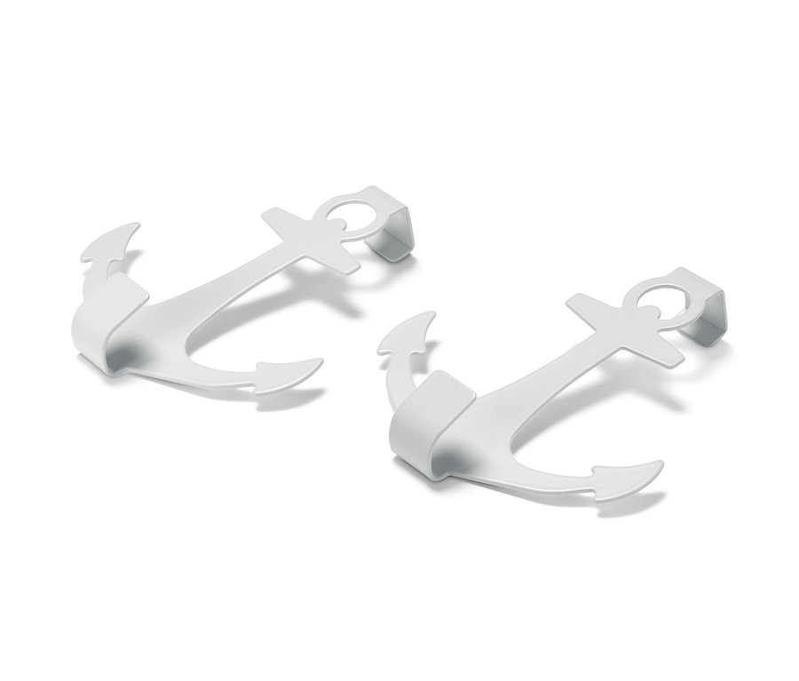 Dva biele háčiky na dvere v tvare kotvy ležia na bielom pozadí.