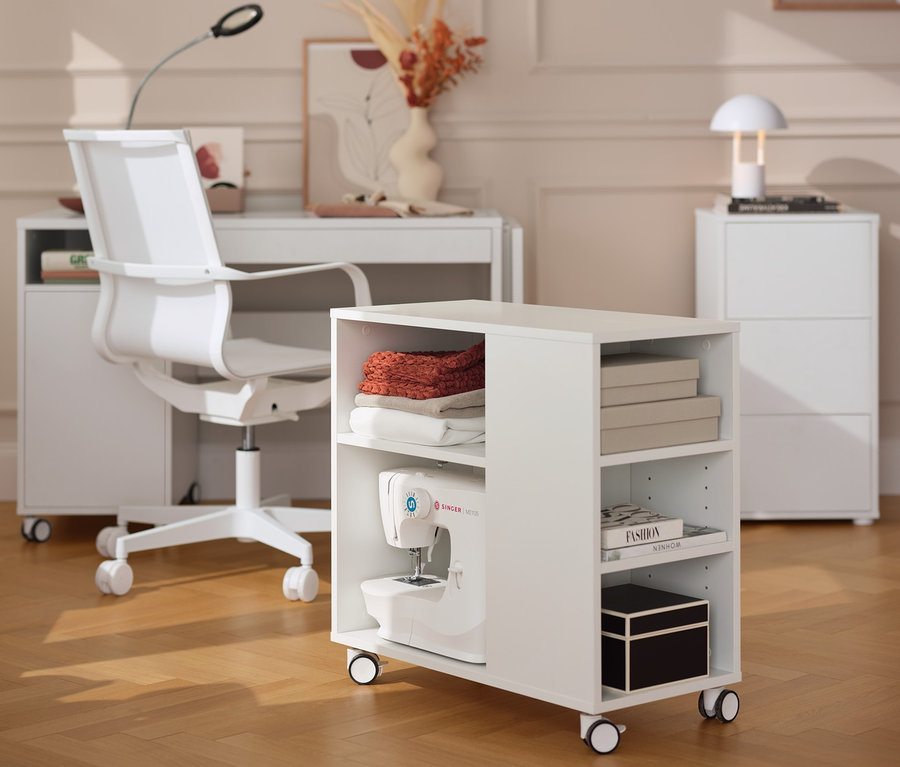 Biely úložný regál s kolieskami v izbe.