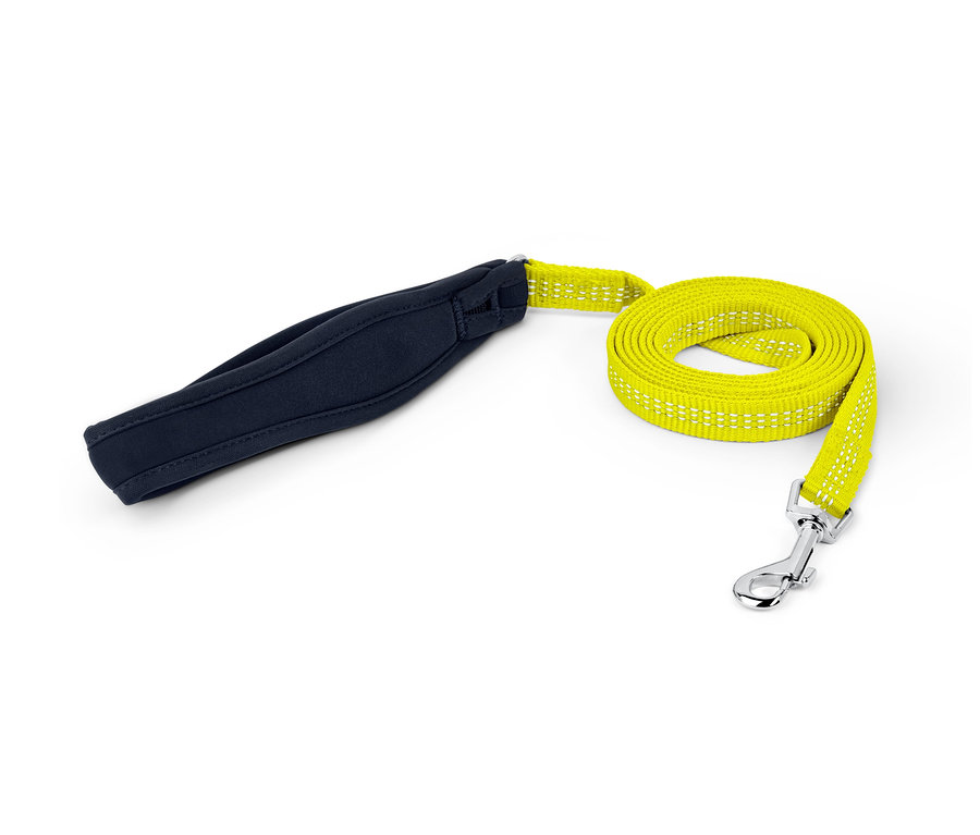 Žlté vodítko pre psy s reflexnými prvkami a čiernou rukoväťou.