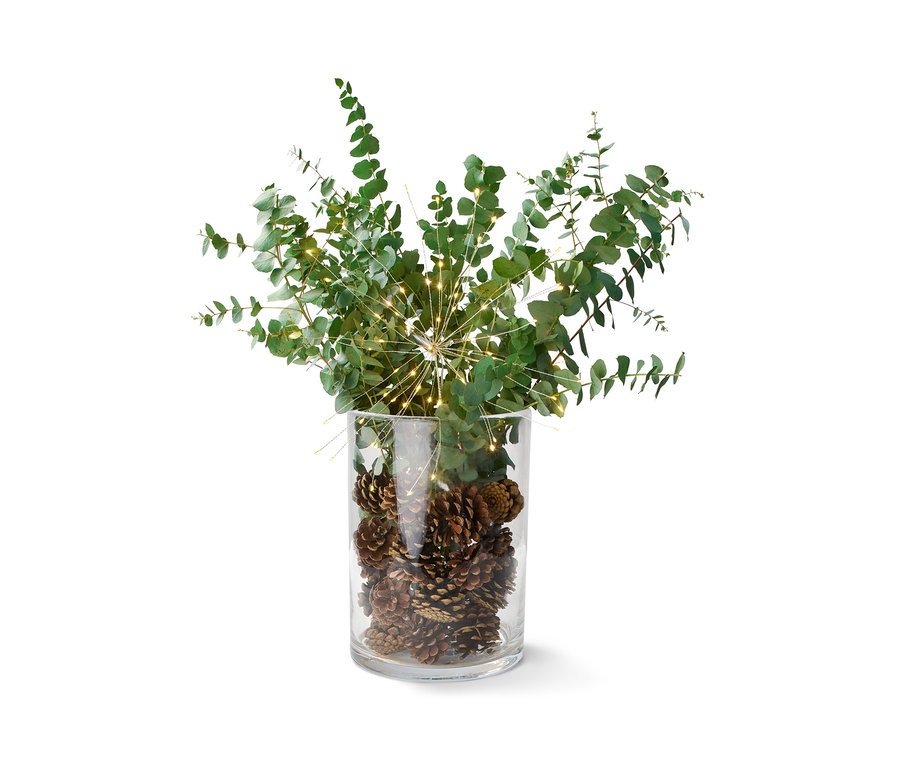 Dekorácia v sklenenej váze: šišky, eukalyptus a svietiaca vetvička s LED diódami.