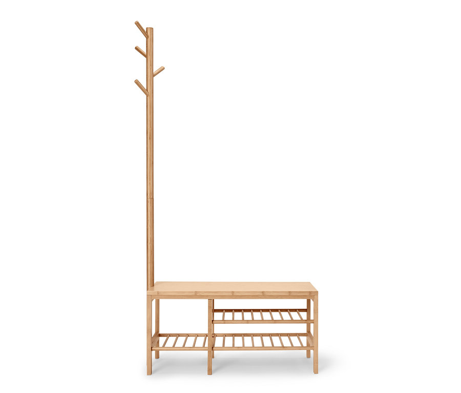 Svetlá bambusová lavica s vešiakom.