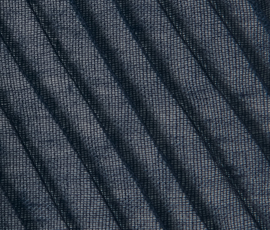 Detailný záber na plisovaný šál.