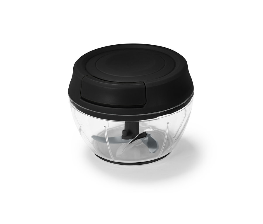 Detailný záber na manuálny multikrájač s čiernym vrchom a priehľadnou nádobou.