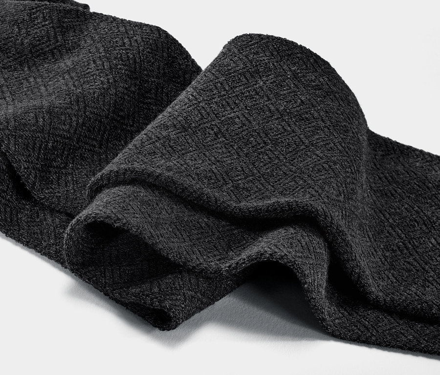 Detailný záber na pletené pančuchové nohavice so štruktúrou v antracitovej farbe.