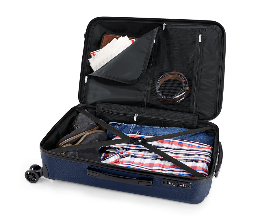 Otvorený kufor zo škrupiny s oblečením.