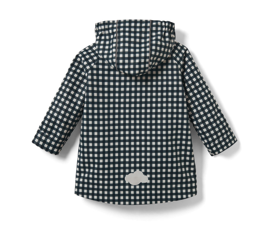 Detská bunda do dažďa s kapucňou a čierno-bielou kockou.