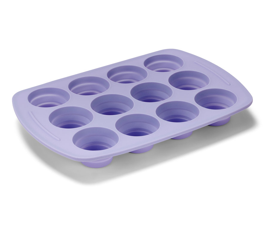 Fialový skladací silikónový plech na muffiny s dvanástimi otvormi.