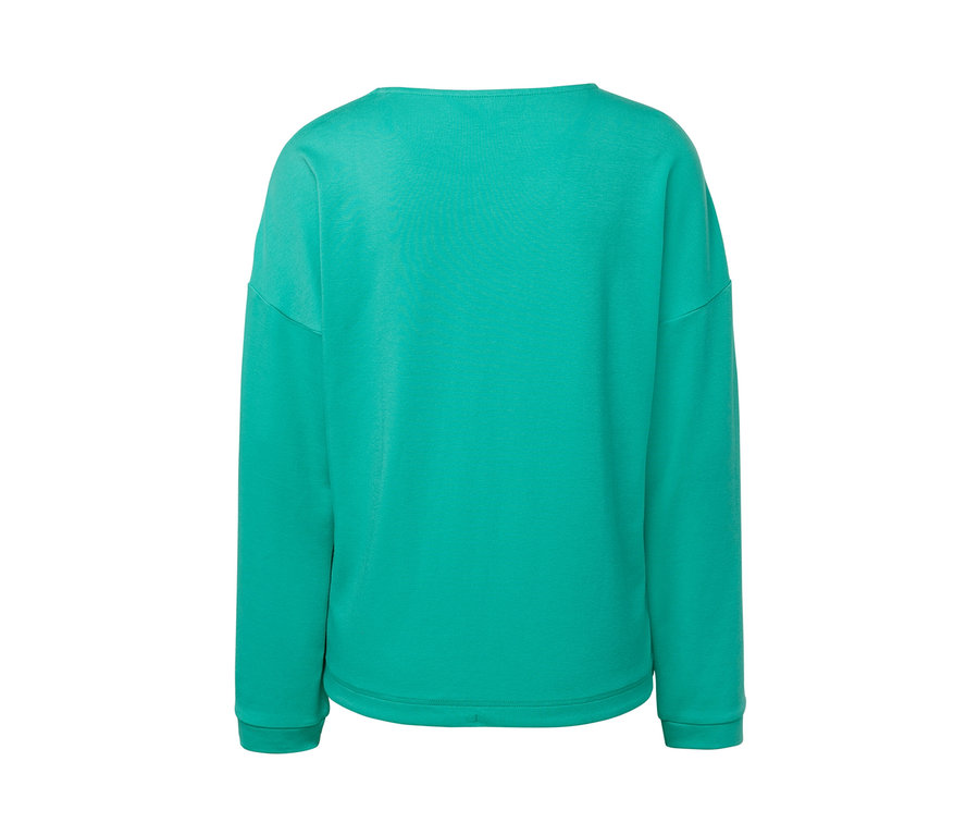 Pohľad zozadu na akvamarínovú mikinu.