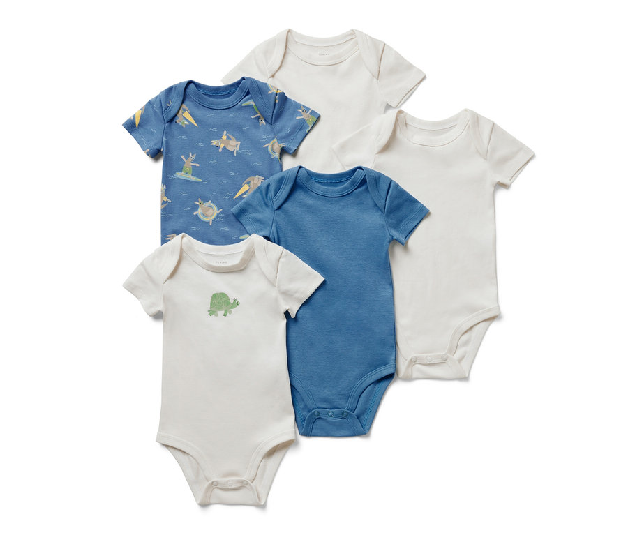 Päť detských body s krátkym rukávom: Jedno modré s potlačou, jedno modré, jedno biele s korytnačkou a dve biele.