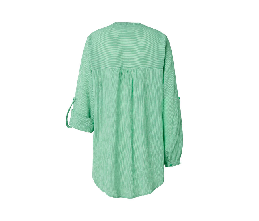 Zadný pohľad na pásikavú dlhú tuniku v zelenej farbe.