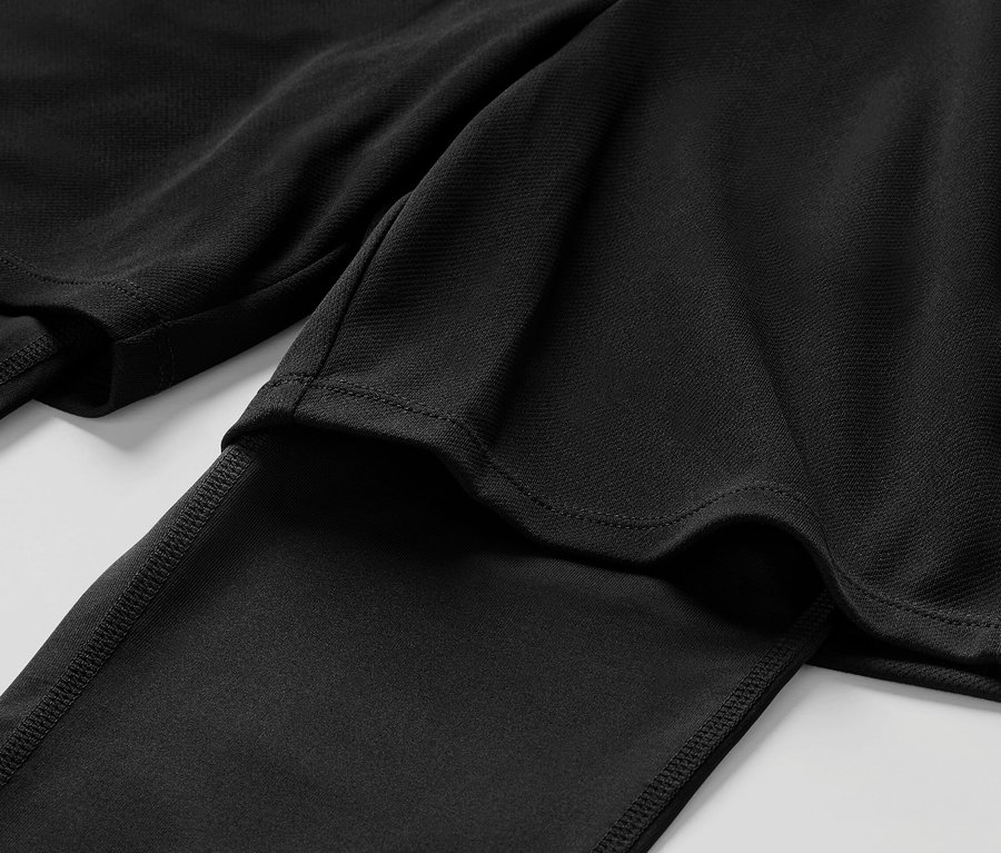 Detailný pohľad na čierne detské športové legíny so šortkami.