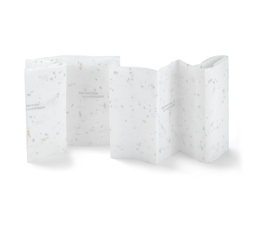 Dva rozložené kvetinové koberce Včelia lúka na bielom pozadí.