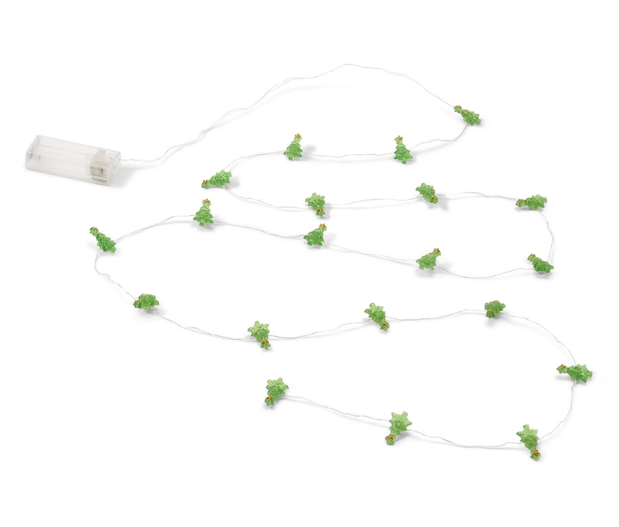 Svetelná reťaz s malými zelenými vianočnými stromčekmi na bielom pozadí.