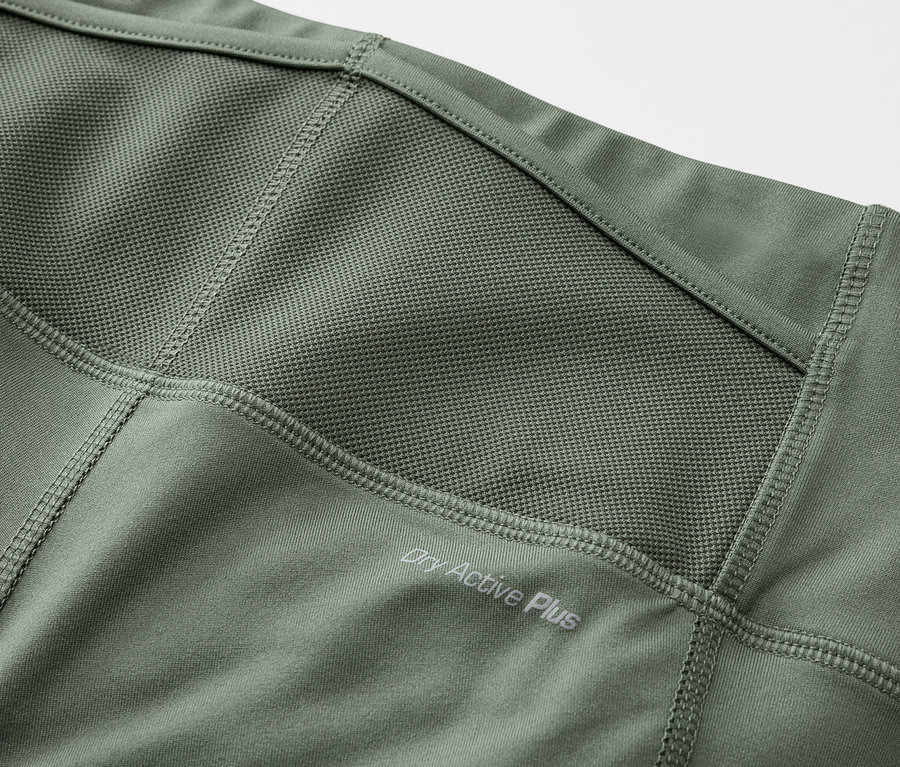 Detail cyklistických nohavíc kaki farby s nápisom Dry Active Plus.