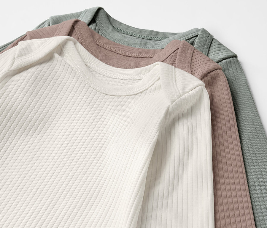 Tri detské rebrované body s dlhým rukávom v bielej, hnedej a zelenej farbe.