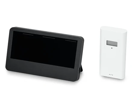 Čierny tablet vedľa bieleho senzora.