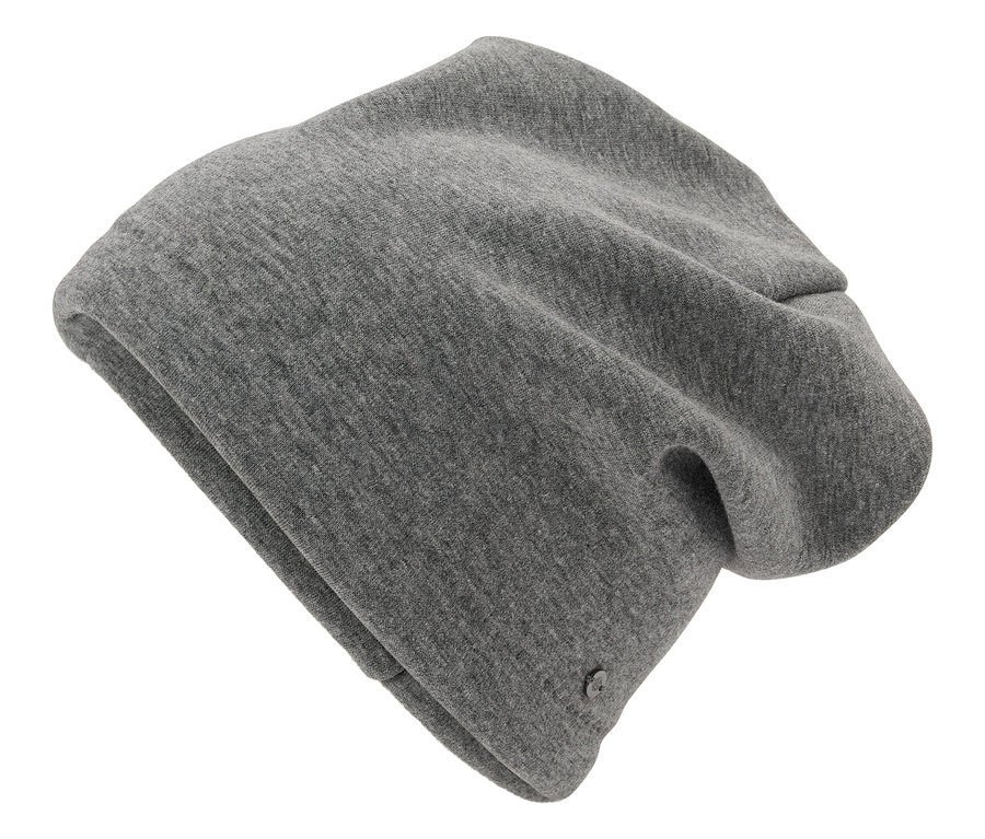 Detail šedej pletenej čiapky na bielom pozadí.