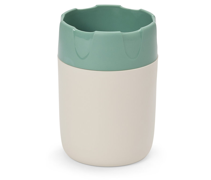 Dvojfarebný pohár, svetlobéžový a svetlozelený.