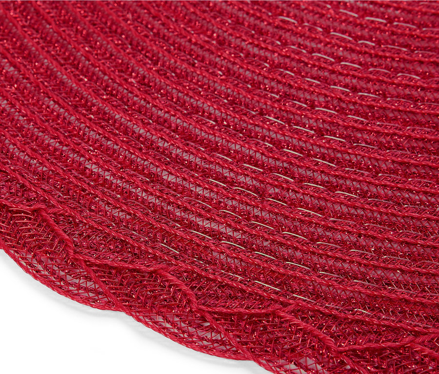 Detail červeného okrúhleho prestierania z pletenej sieťoviny.