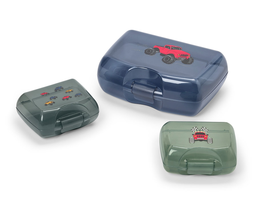 Tri desiatové boxy s motívmi áut na bielom pozadí.