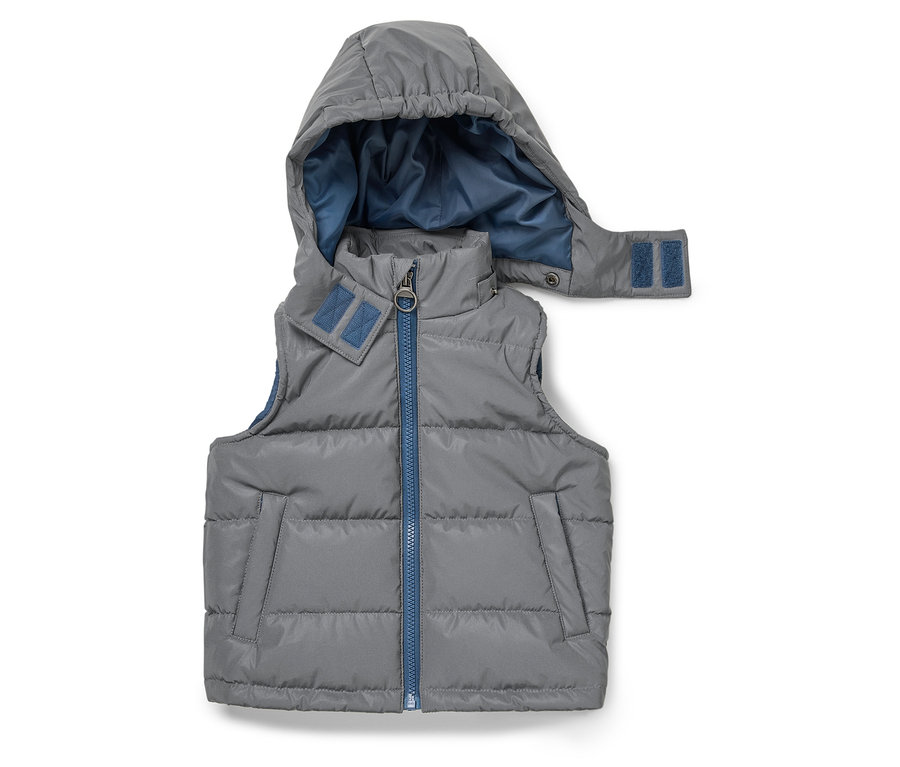 Sivá prešívaná vesta s kapucňou a modrým zipsom.