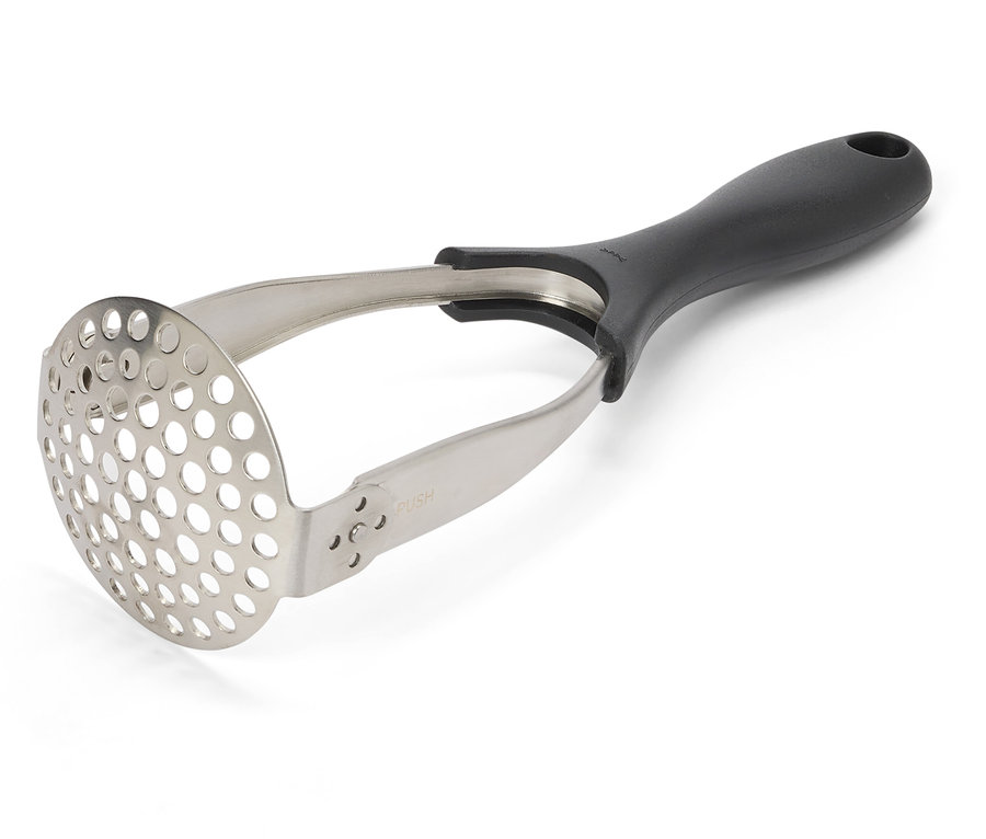 Nerezový pučidlo na zemiaky s čiernou rukoväťou na bielom pozadí.