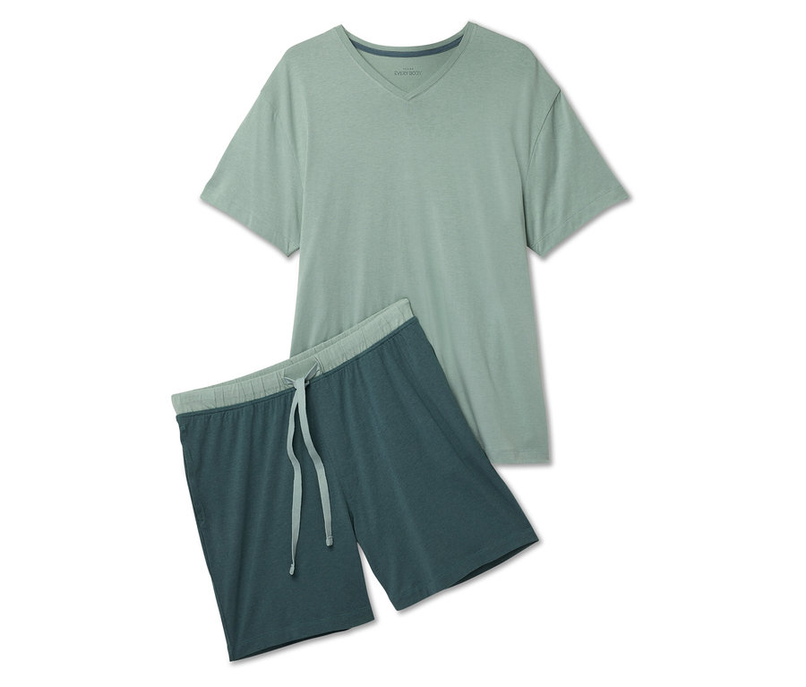 Svetlozelené tričko a tmavomodré šortky so šnúrkou ležia na bielom pozadí.