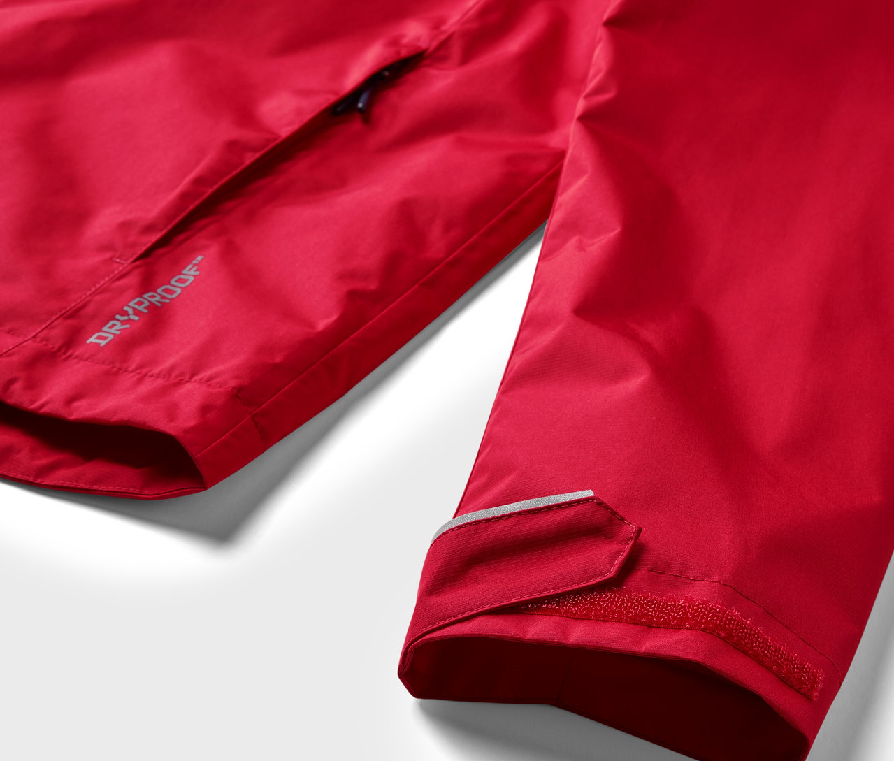 Detail červenej bundy do dažďa.