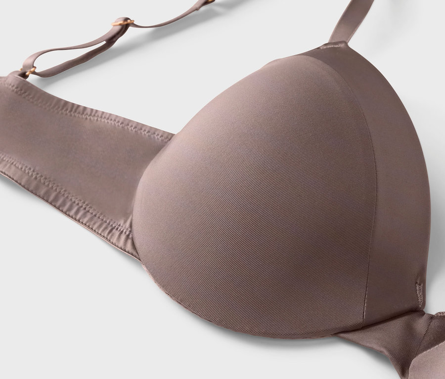 Detail béžovej podprsenky s nastaviteľnými ramienkami.